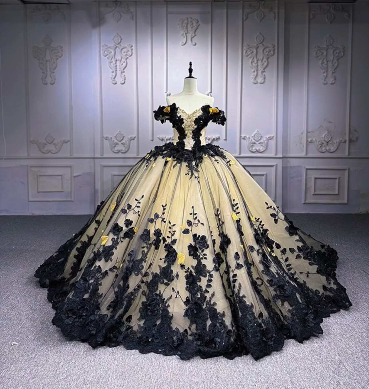 王道派　黒金　オフショルダー　二の腕カバー　引裾にレース　サイズオーダー可能　ボリューム上品　目立つ　演奏会ステージ衣装