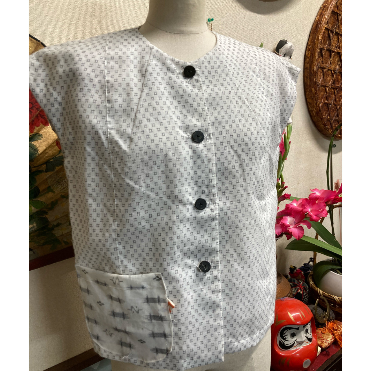 白絣の前開きベスト　　　　　　　着物リメイク