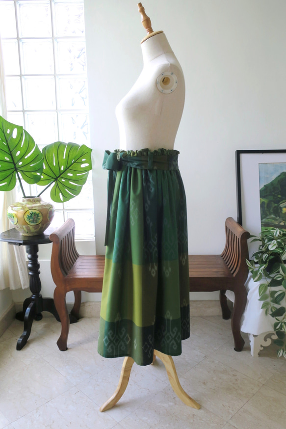 【インドネシア/サロン】選べる４種・ロングスカート・②イカット柄（グリーン）・シンガポールから送料無料 3枚目の画像