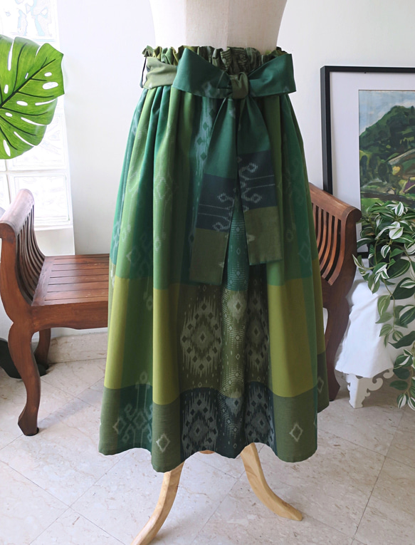 【インドネシア/サロン】選べる４種・ロングスカート・②イカット柄（グリーン）・シンガポールから送料無料 2枚目の画像