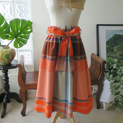 【インドネシア/サロン】選べる４種・ロングスカート・③チェック（オレンジ）・シンガポールから送料無料 2枚目の画像