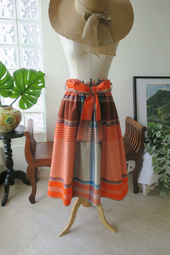 【インドネシア/サロン】選べる４種・ロングスカート・③チェック（オレンジ）・シンガポールから送料無料 2枚目の画像