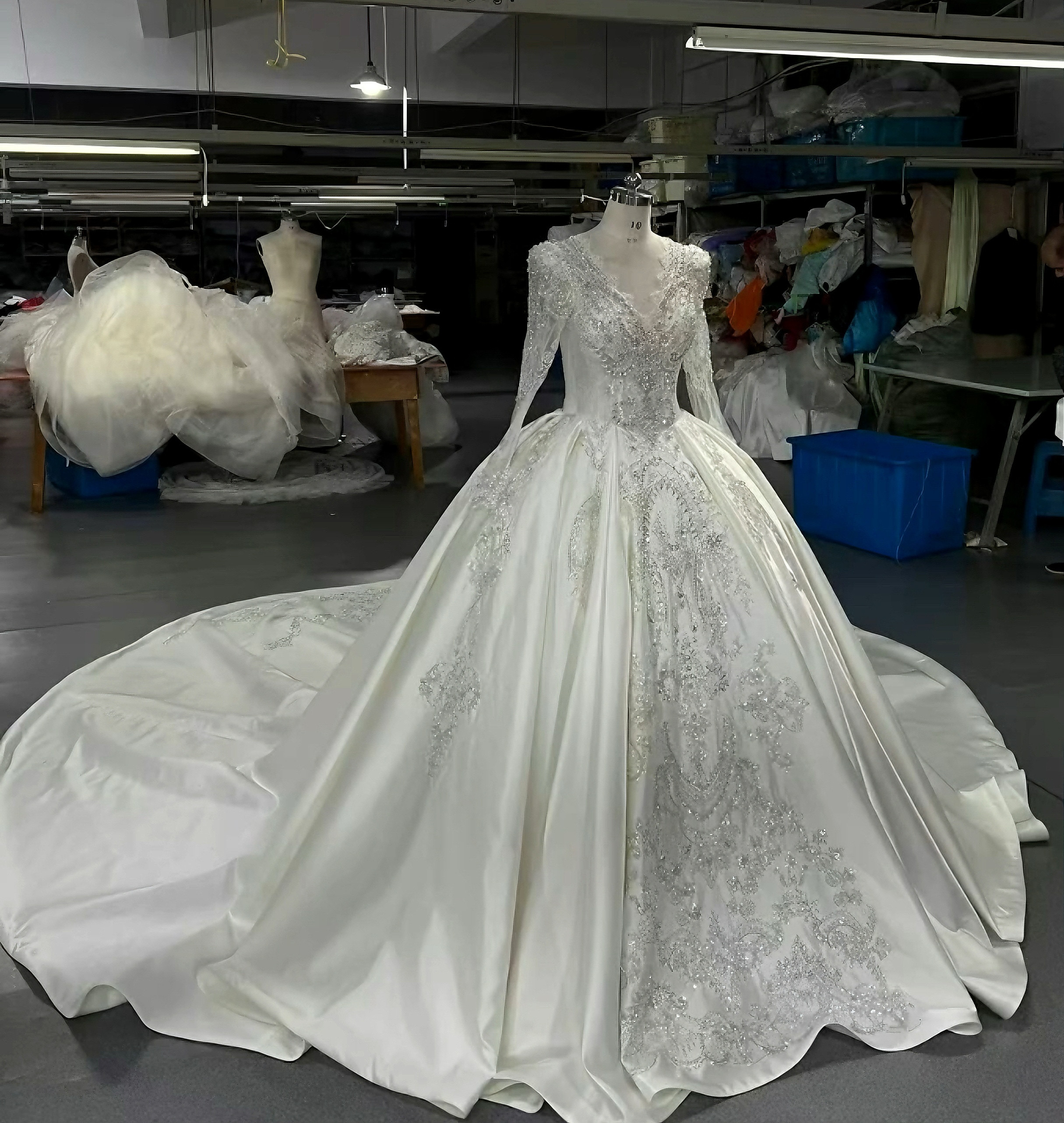 憧れのドレス　華やかな引裾　プリンセスライン　フレアスカート　高級サテン　冬婚秋婚春婚　ウェディング結婚式長袖　キラキラ