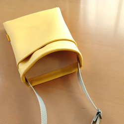 黄色レザーのスマホポシェット 4枚目の画像