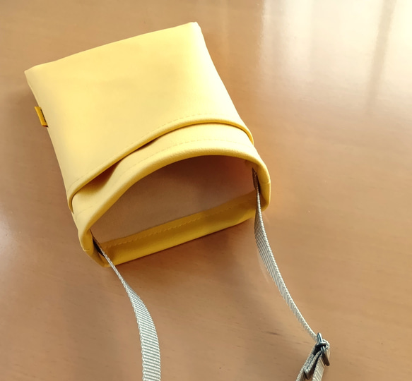 黄色レザーのスマホポシェット 4枚目の画像