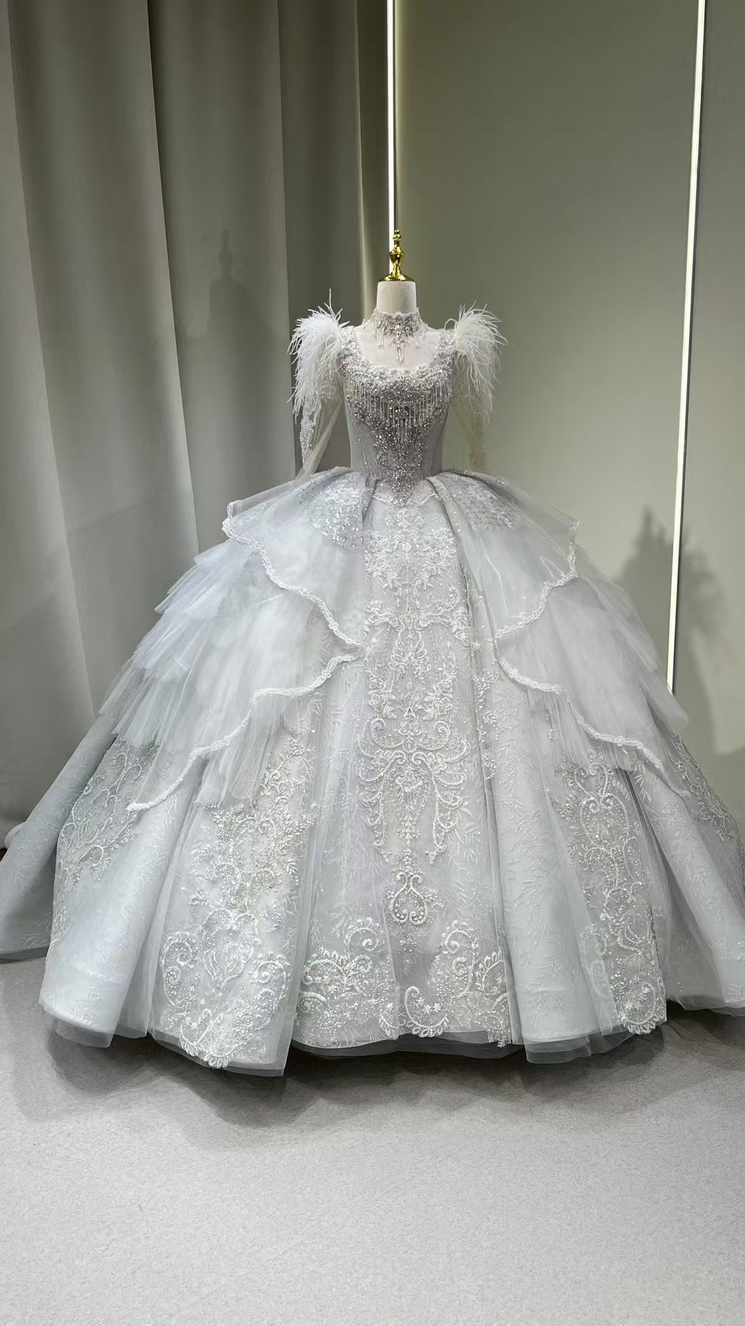 華やかな引裾　ホワイト　ウェディングドレス　長袖　スクエアエック　編み上げ　背中空き　サイズオーダー　水波模様　優雅挙式