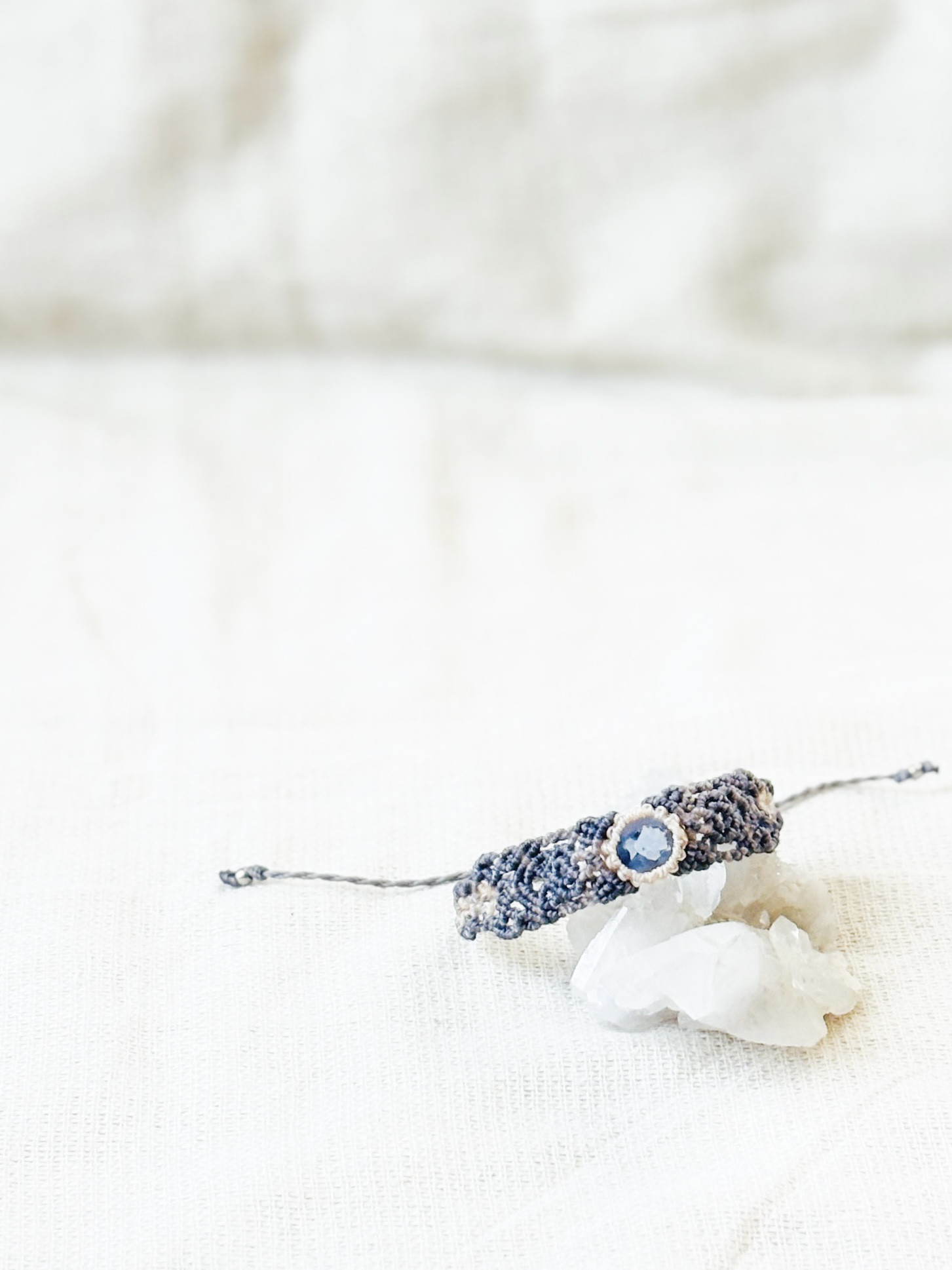 【灯りで変わる、ふたつの表情】カラーチェンジフローライトのブレスレット