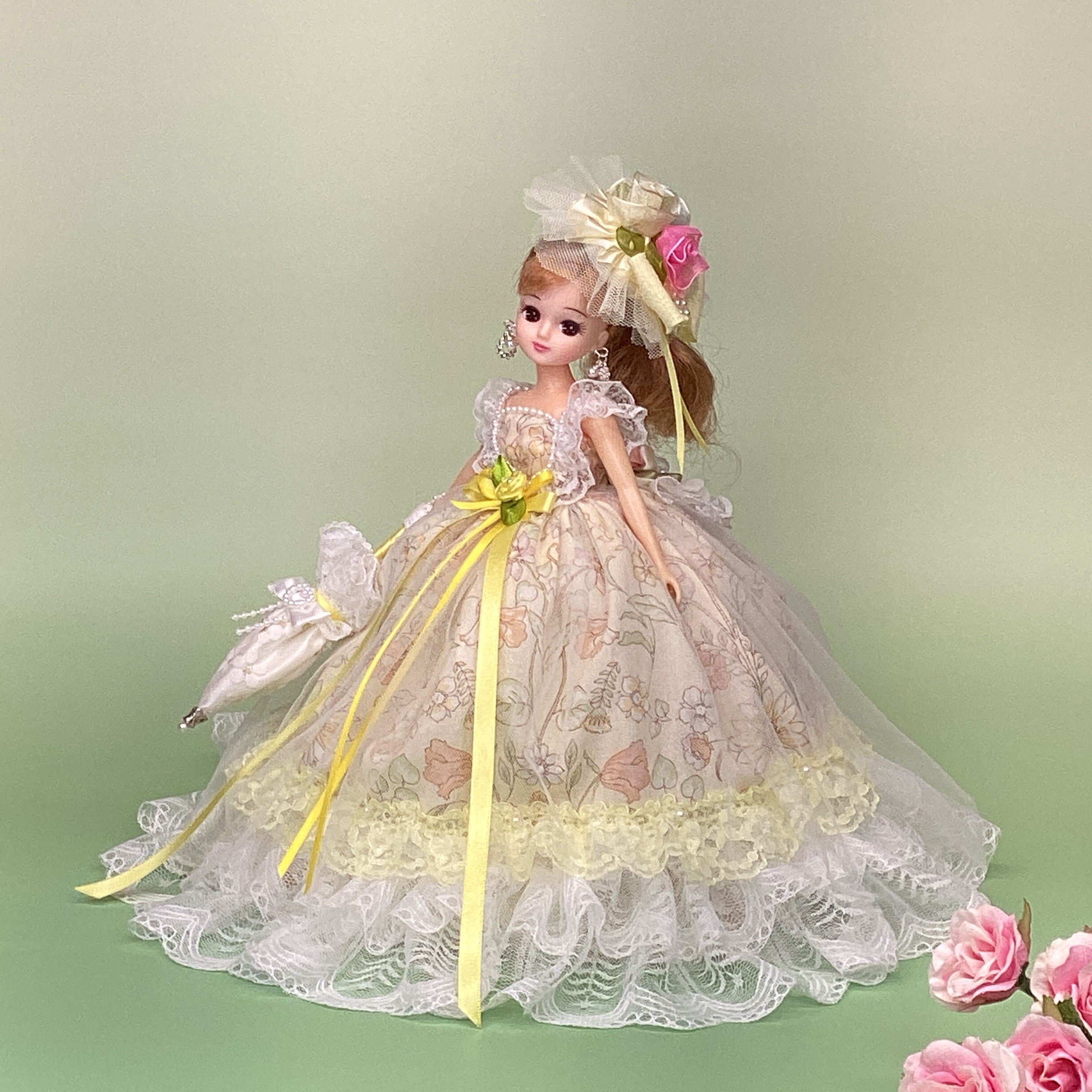 フリルたっぷり黄色いエレガントドレスにパラソルを添えて〜パニエ付き〜リカちゃんサイズ着せ替えドレス