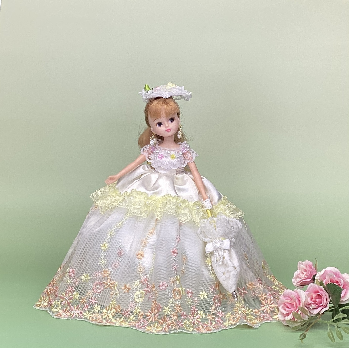 黄色いフリルのドレスにパラソルを添えて〜