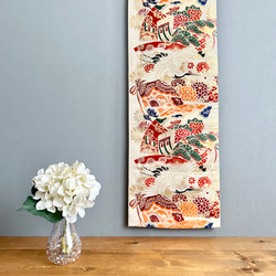 帯のタペストリー 鮮やかな紺に椿 着物リメイク インテリア 掛け軸 古