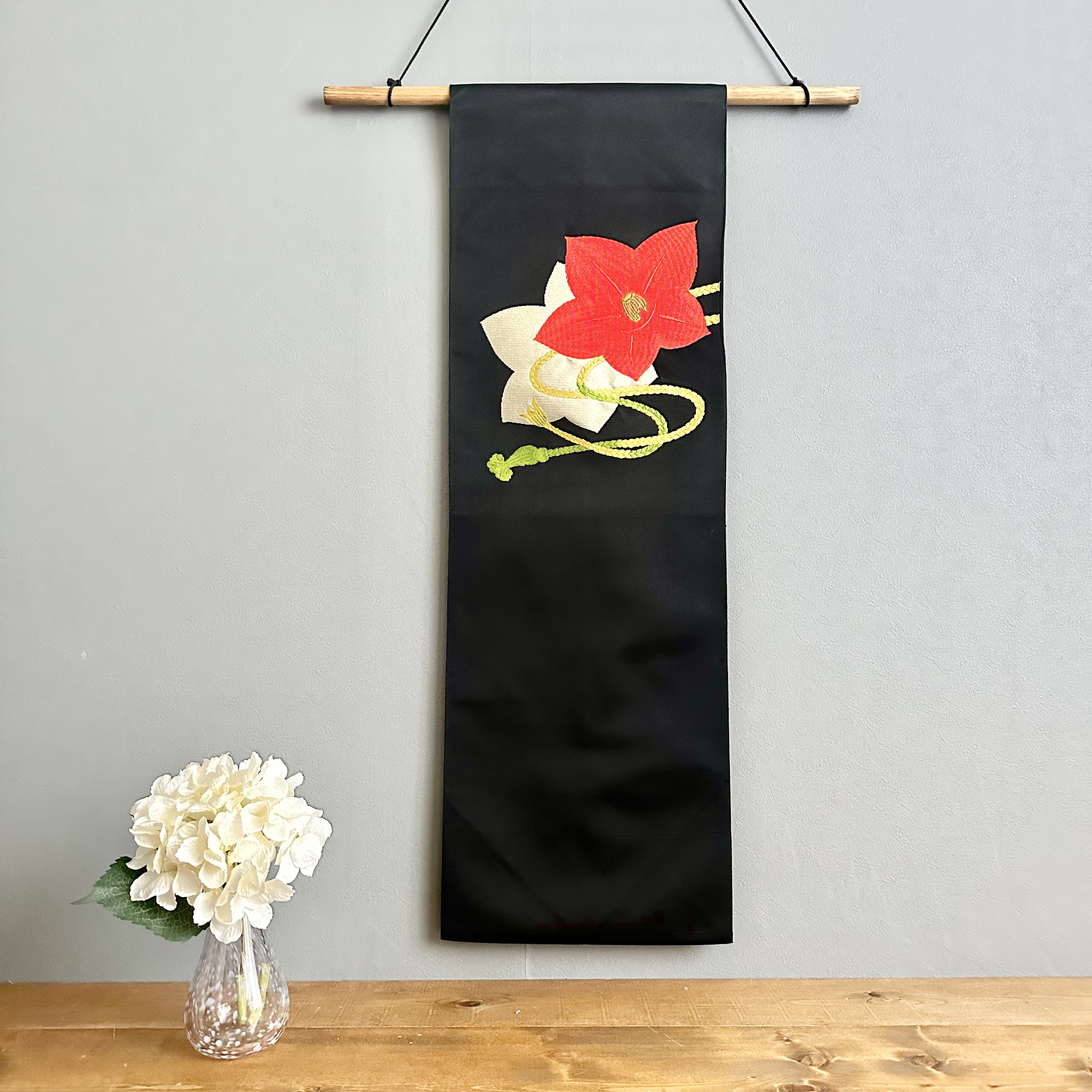 帯のタペストリー　漆黒に桔梗　テーブルランナー使用可　小物　和モダン　着物　リメイク インテリア　和室