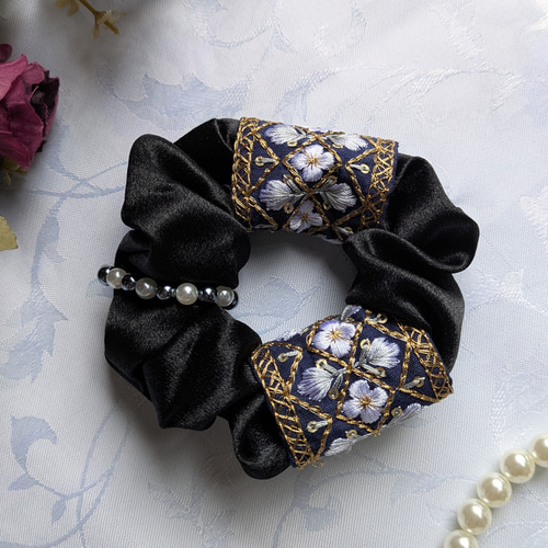 ハンドメイドシュシュM-4151♡ネイビーサテン♡インド刺繍リボン付♡ 再販】サテン生地 シュシュ 花柄 インド刺繍リボン パール飾り