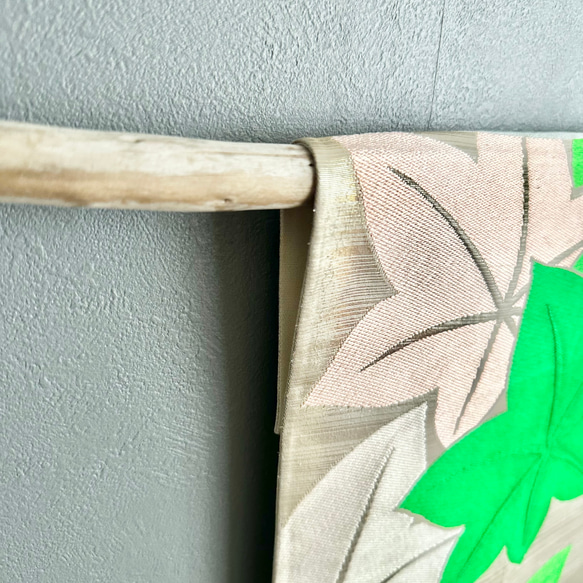 帯のタペストリー　流木×青紅葉　　テーブルランナー使用可　小物　和モダン　着物　リメイク インテリア　和室 7枚目の画像