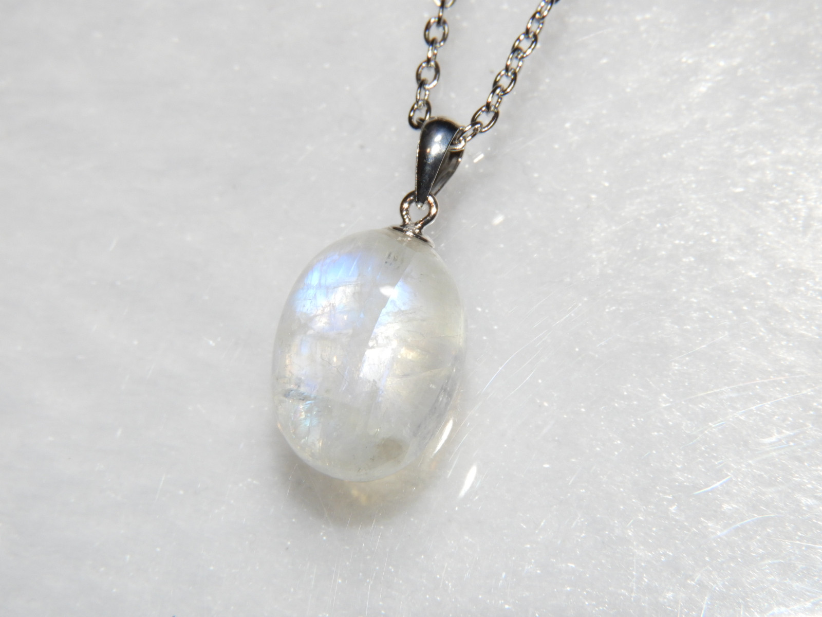 プルンと可愛い、魅惑のレンイボー！ホワイトラブラドライトの一点物ペンダント！メイドインジャパン！　２２ 4,620円