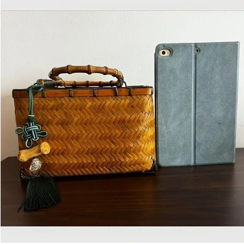 竹チャーム付き手編竹巾着バッグ 伝統工芸 上品なデザイン カゴバッグ