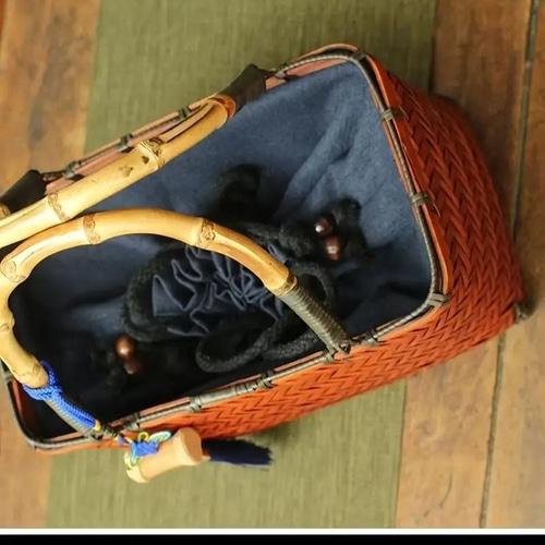 竹チャーム付き手編竹巾着バッグ 伝統工芸 上品なデザイン カゴバッグ