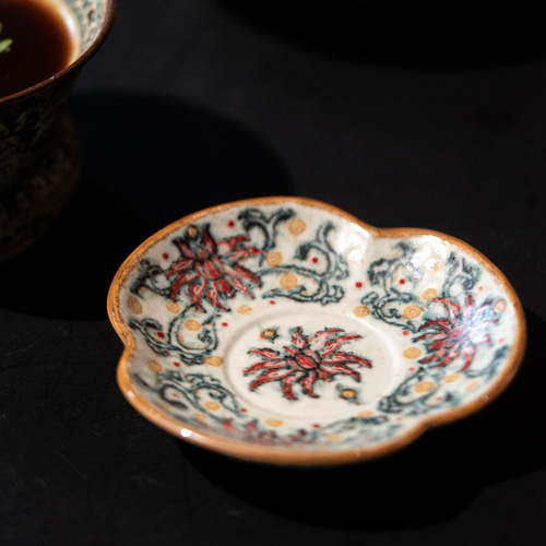 詩瓷集· 2025夏の新作 - 手描き花柄・花びら型小皿｜ソース皿