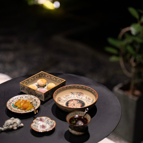 詩瓷集· 2025夏の新作 - 手描き花柄・花びら型小皿｜ソース皿