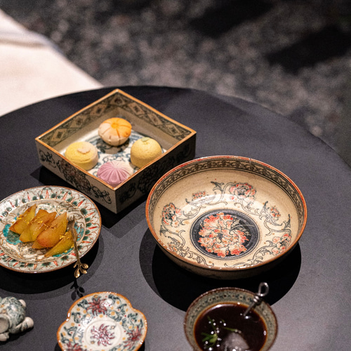 詩瓷集· 2025夏の新作 - 手描き花柄・花びら型小皿｜ソース皿