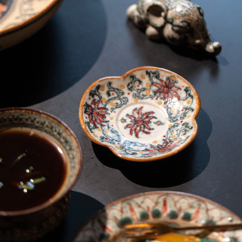 詩瓷集· 2025夏の新作 - 手描き花柄・花びら型小皿｜ソース皿