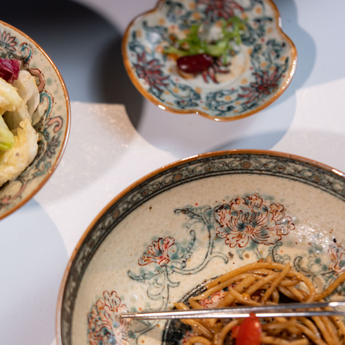 詩瓷集· 2025夏の新作 - 手描き花柄・花びら型小皿｜ソース皿