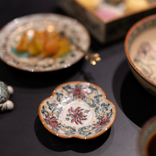 詩瓷集· 2025夏の新作 - 手描き花柄・花びら型小皿｜ソース皿