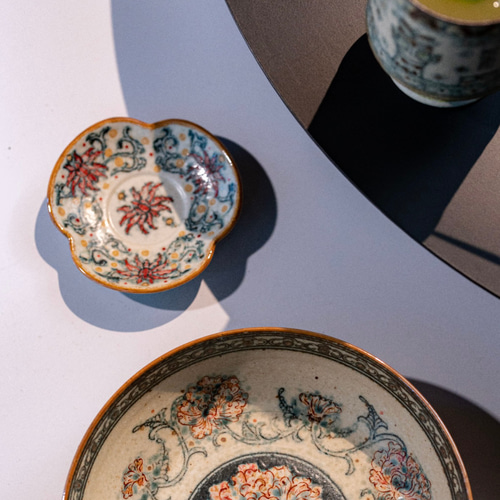 詩瓷集· 2025夏の新作 - 手描き花柄・花びら型小皿｜ソース皿