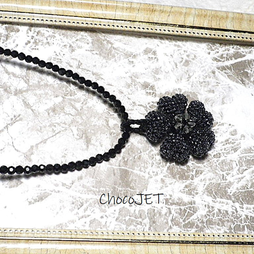 クリスタルブラックビーズ・ゴシック・フラワーネックレス 黒色五つ花
