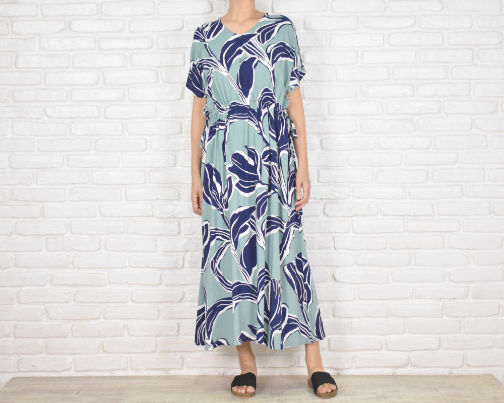 夏の大人のリラックススタイルに。涼しげなボタニカル柄ワンピース　ブルー