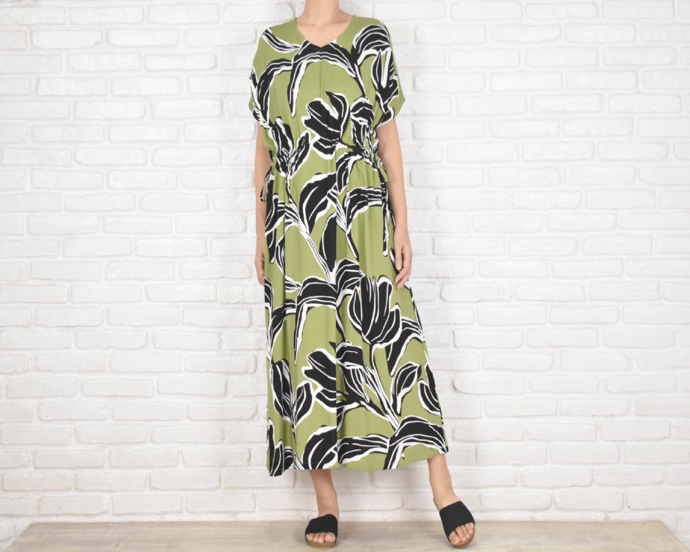 夏の大人のリラックススタイルに。涼しげなボタニカル柄ワンピース　グリーン