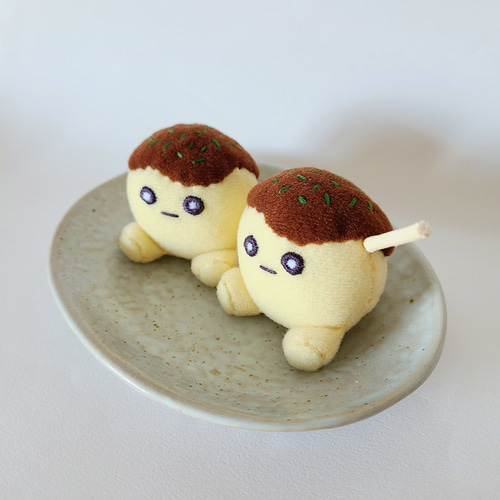 たこ焼き(お座り)のぬいぐるみ つま楊枝あり ぬいぐるみ くろまる