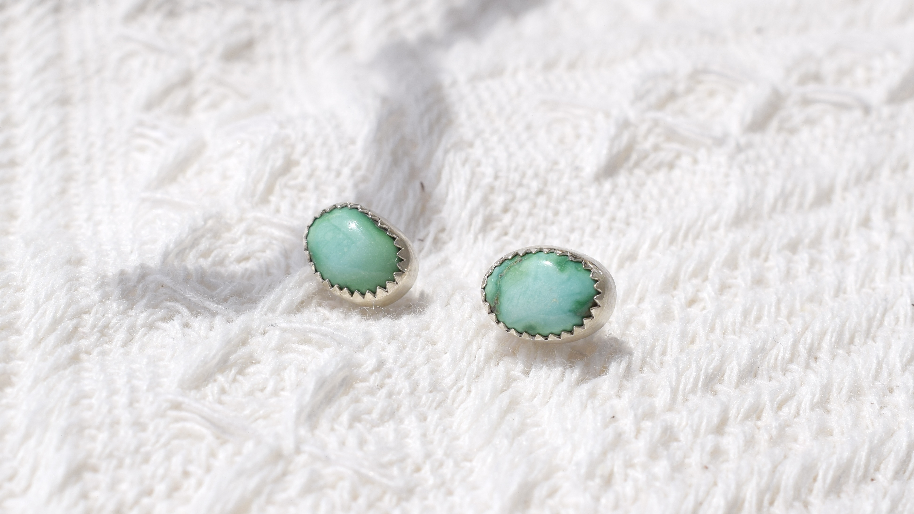 【シルバー925】小粒ターコイズ/エメラルドバレーターコイズ/ シンプルスタッドピアス