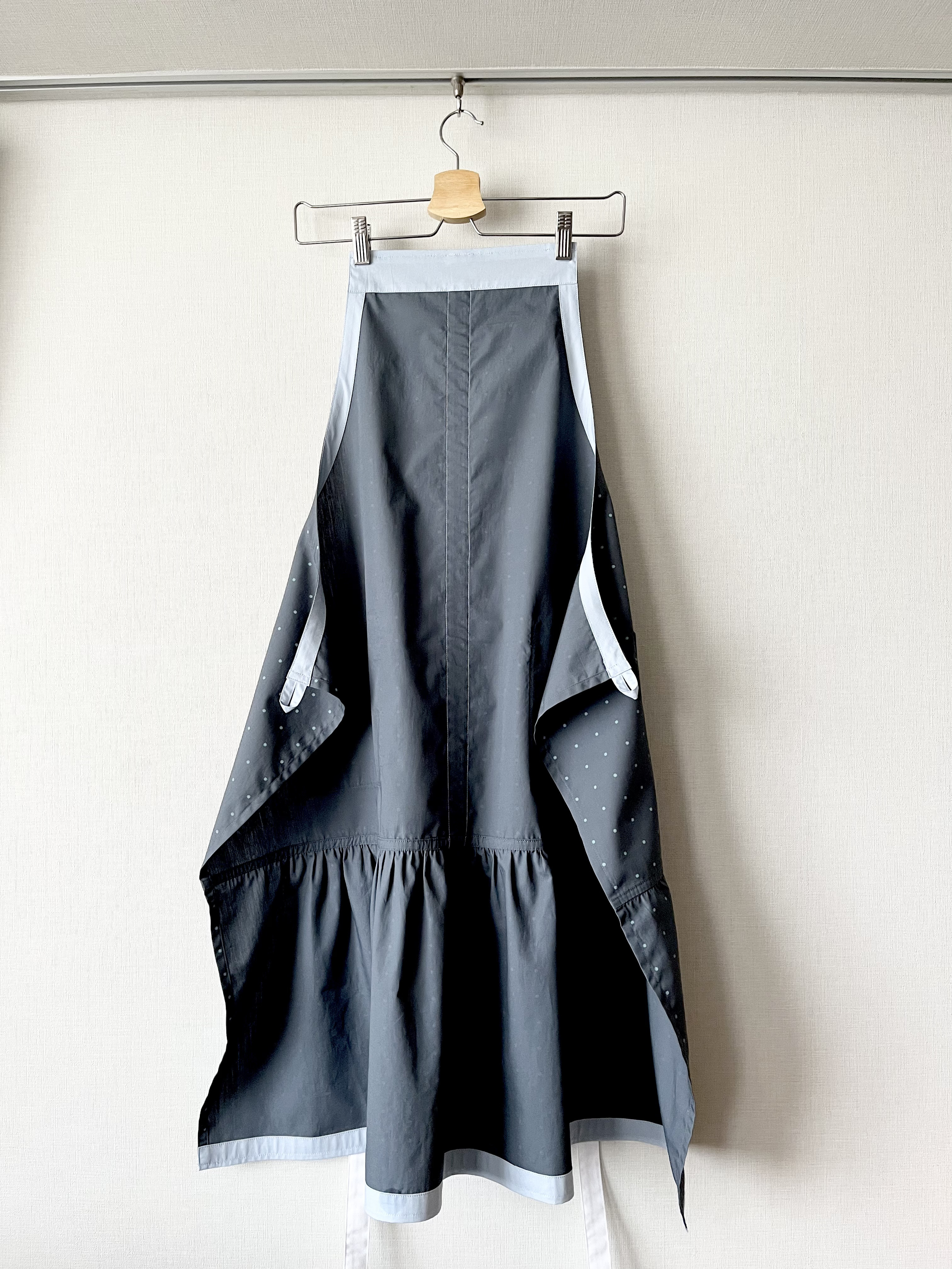 センターラインのティアードロングエプロン（バッククロスタイプ）