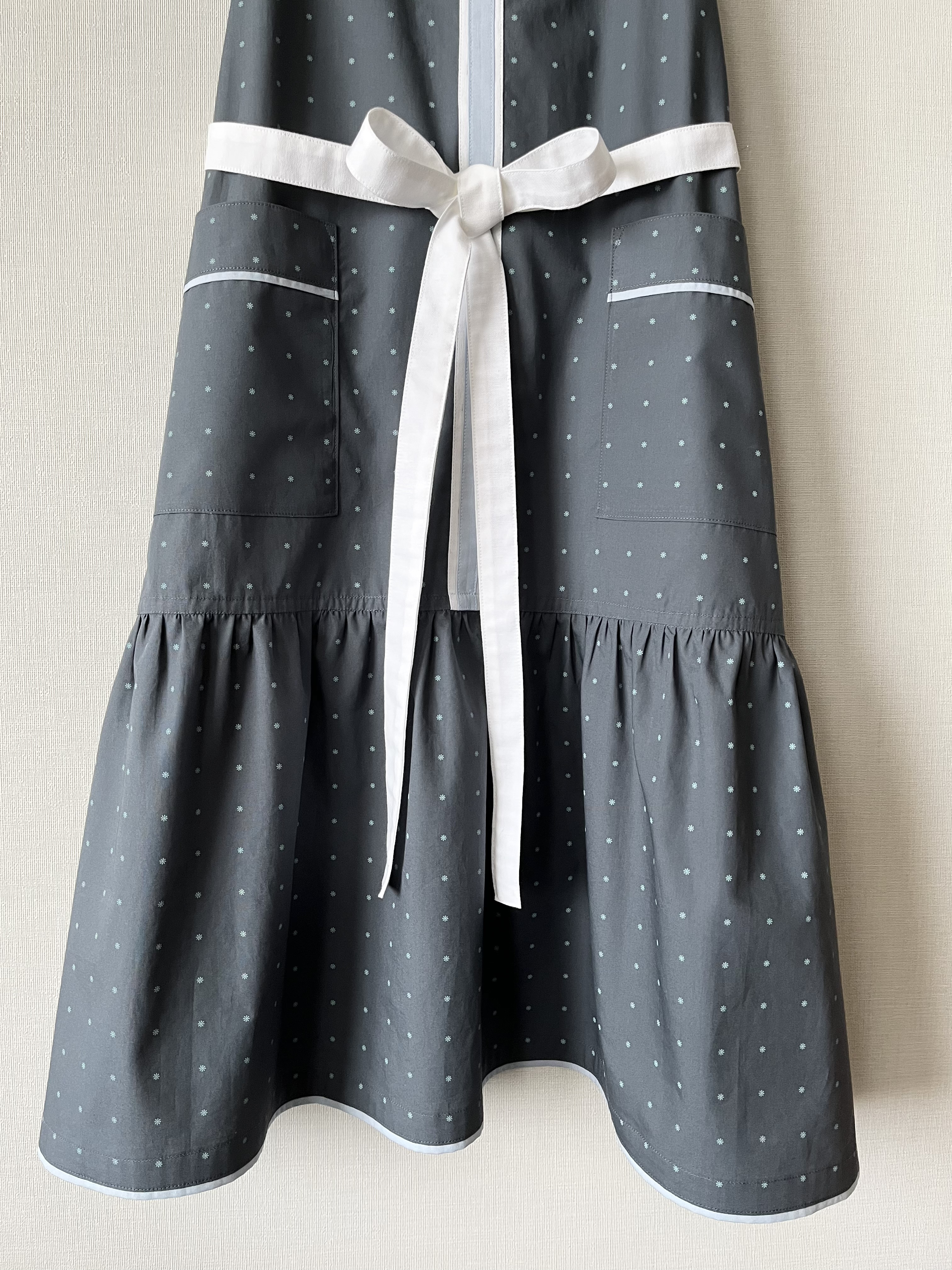 センターラインのティアードロングエプロン（バッククロスタイプ）