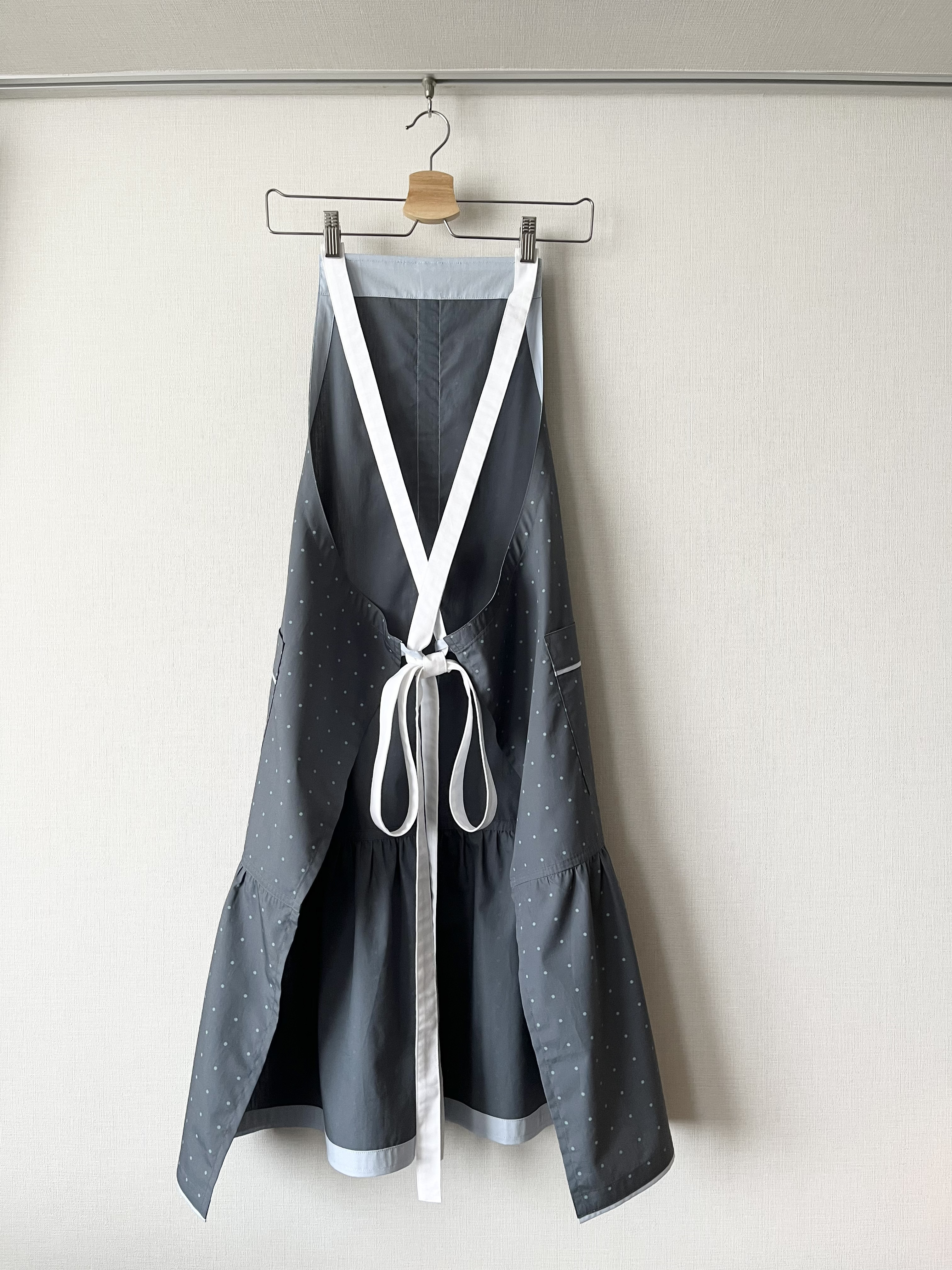 センターラインのティアードロングエプロン（バッククロスタイプ）