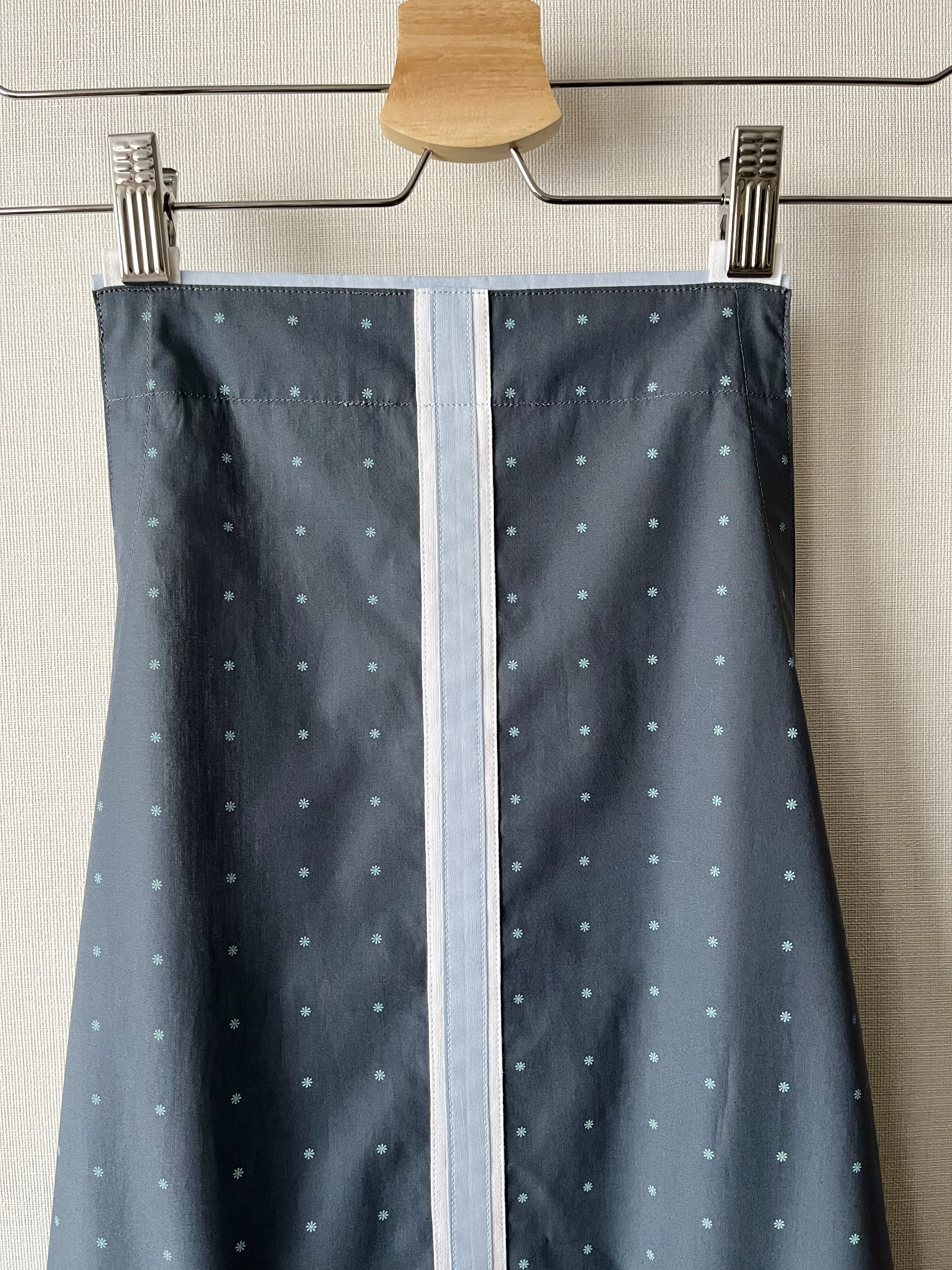 センターラインのティアードロングエプロン（バッククロスタイプ）