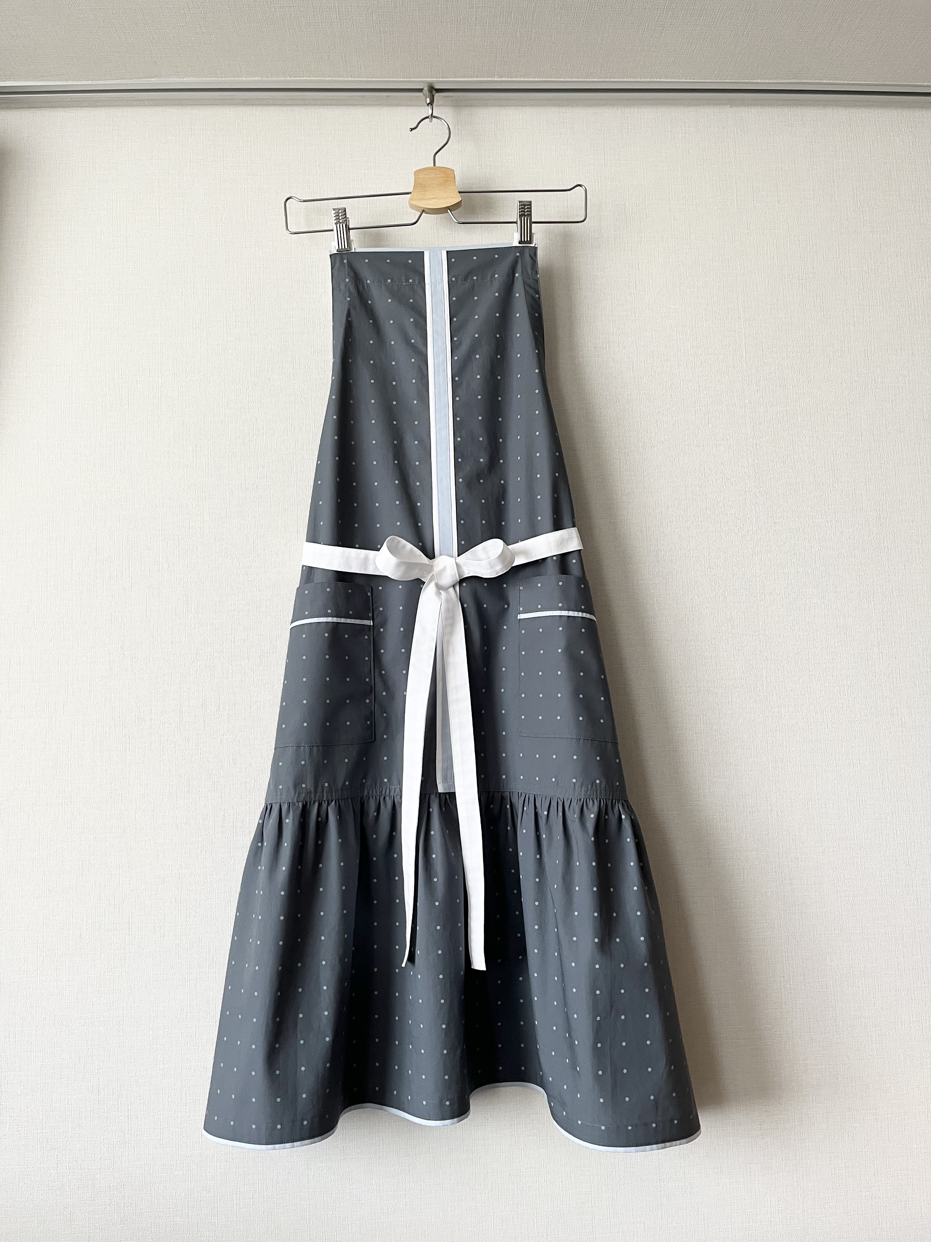 センターラインのティアードロングエプロン（バッククロスタイプ）