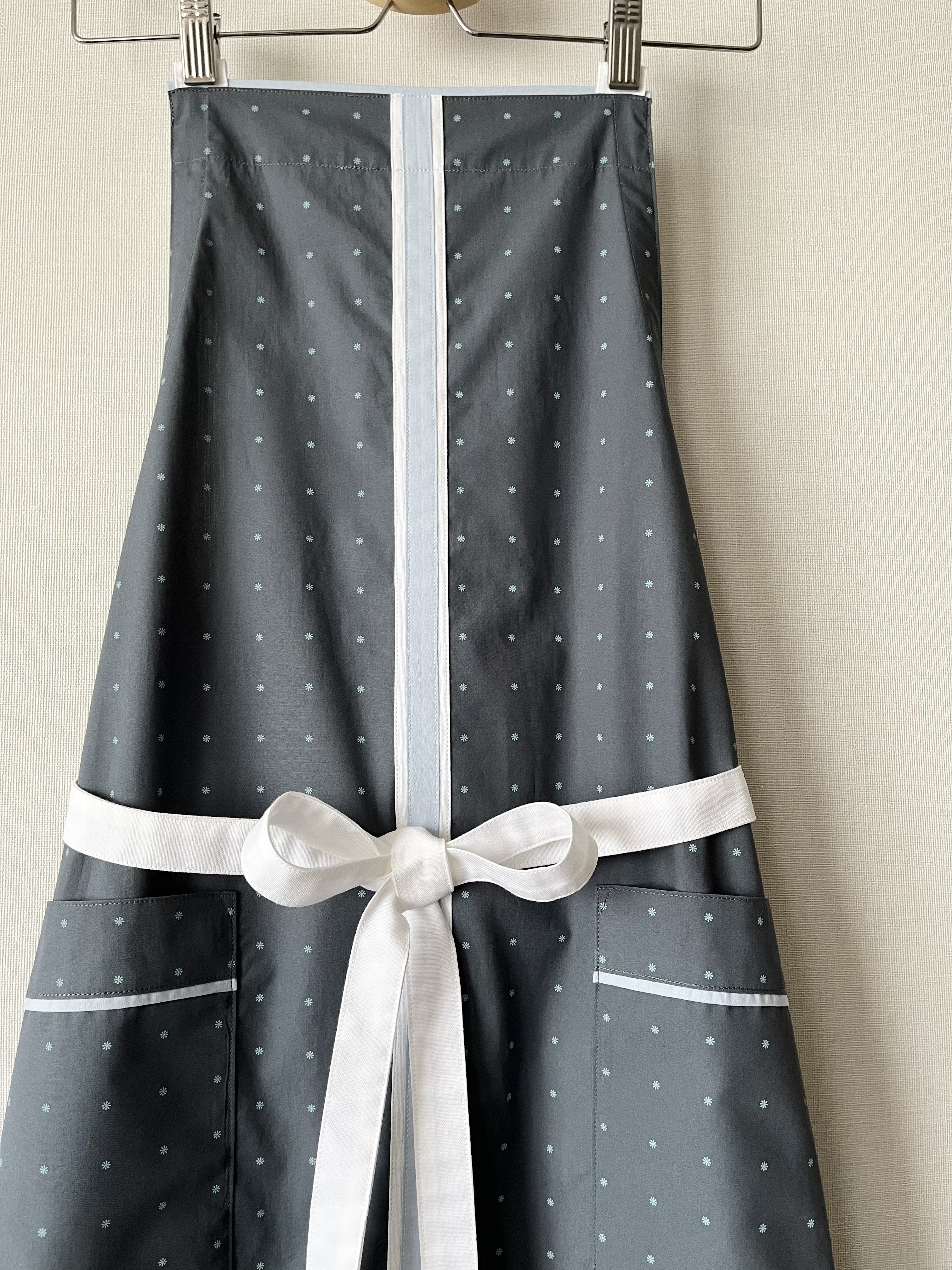 センターラインのティアードロングエプロン（バッククロスタイプ）