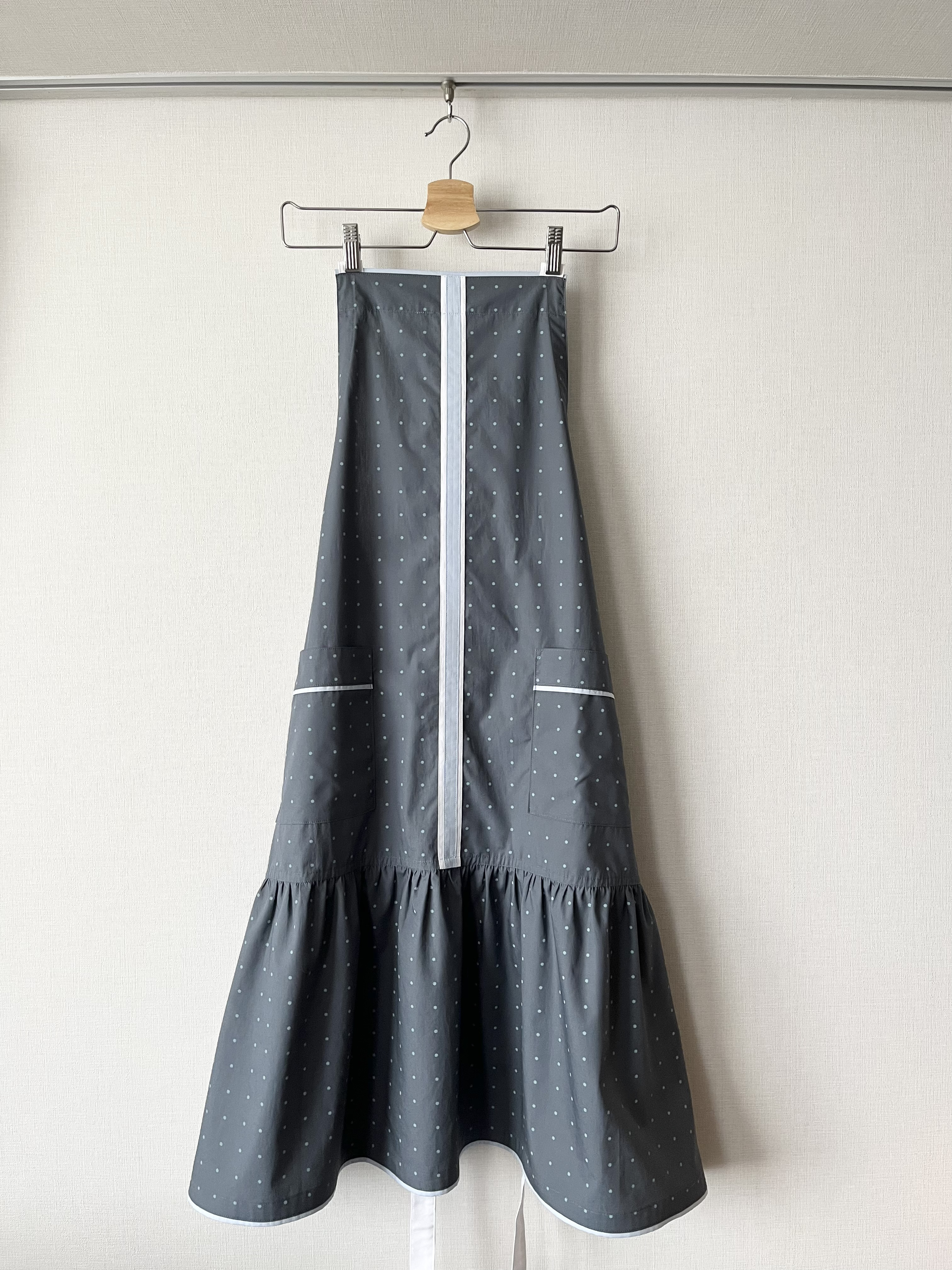 センターラインのティアードロングエプロン（バッククロスタイプ）