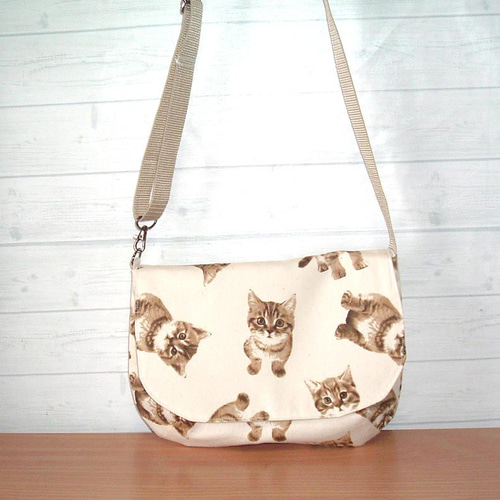 クリアランスセール20％OFF】猫柄ショルダーバッグ 茶トラの子猫柄