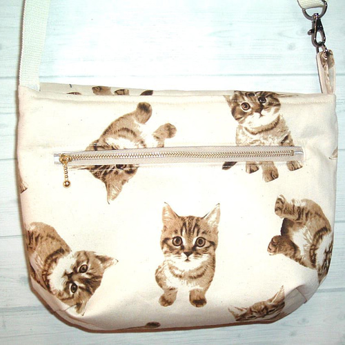 クリアランスセール20％OFF】猫柄ショルダーバッグ 茶トラの子猫柄