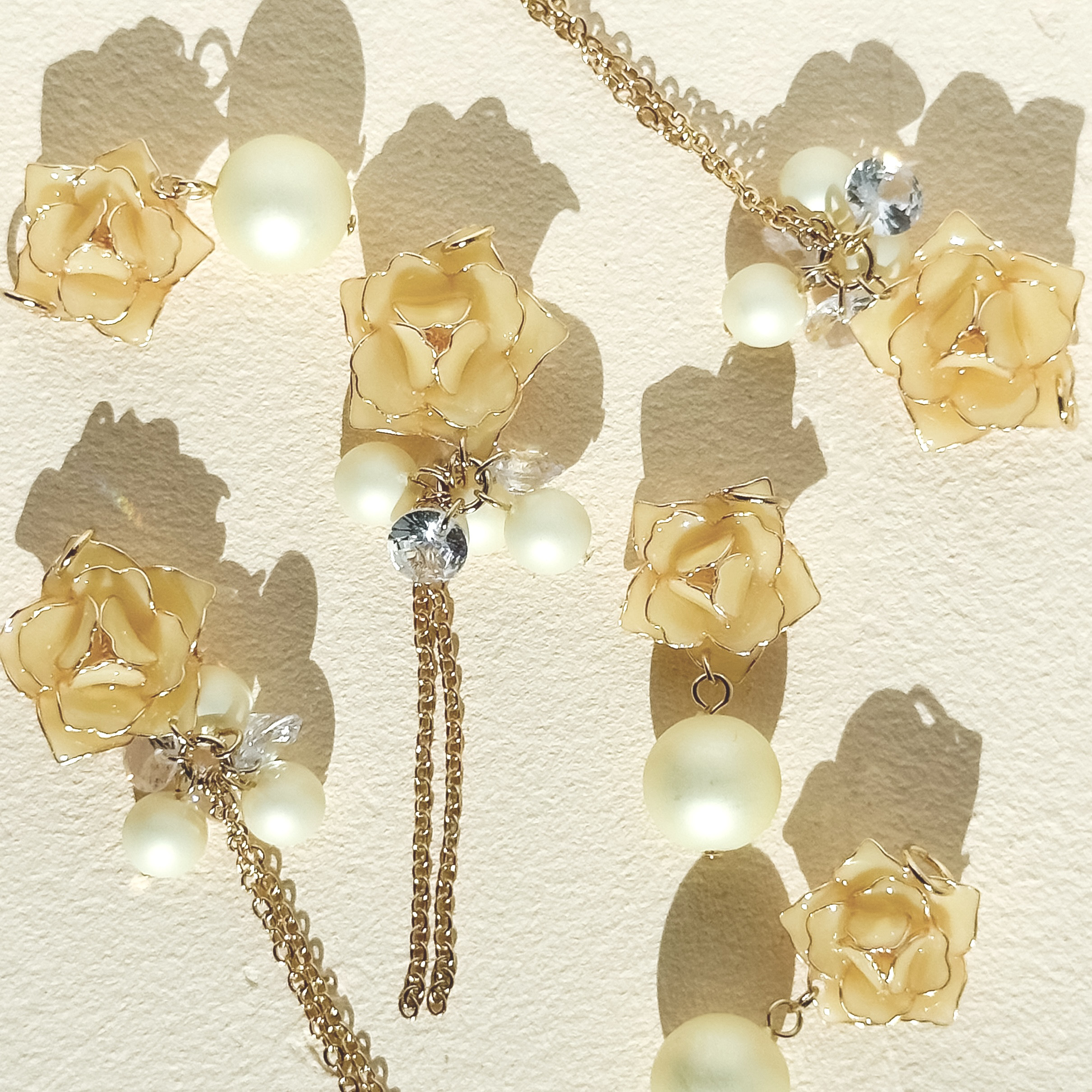 -ふたりだけの世界- バターイエロー 薔薇のアシンメトリーピアスorイヤリング