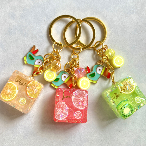 レジン キョロ三毛ちゃんのお花ひらひらワイヤーリングキーホルダー☺︎ レジン キョロ三毛ちゃんのお花ひらひらワイヤーリング