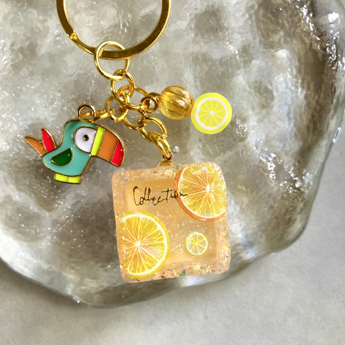 レジン キョロ三毛ちゃんのお花ひらひらワイヤーリングキーホルダー☺︎ レジン キョロ三毛ちゃんのお花ひらひらワイヤーリング