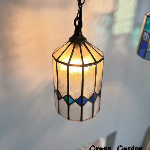 ステンドグラスライト 白色系ガラスとブルーのモザイク ステンドグラスランプ (GA-17