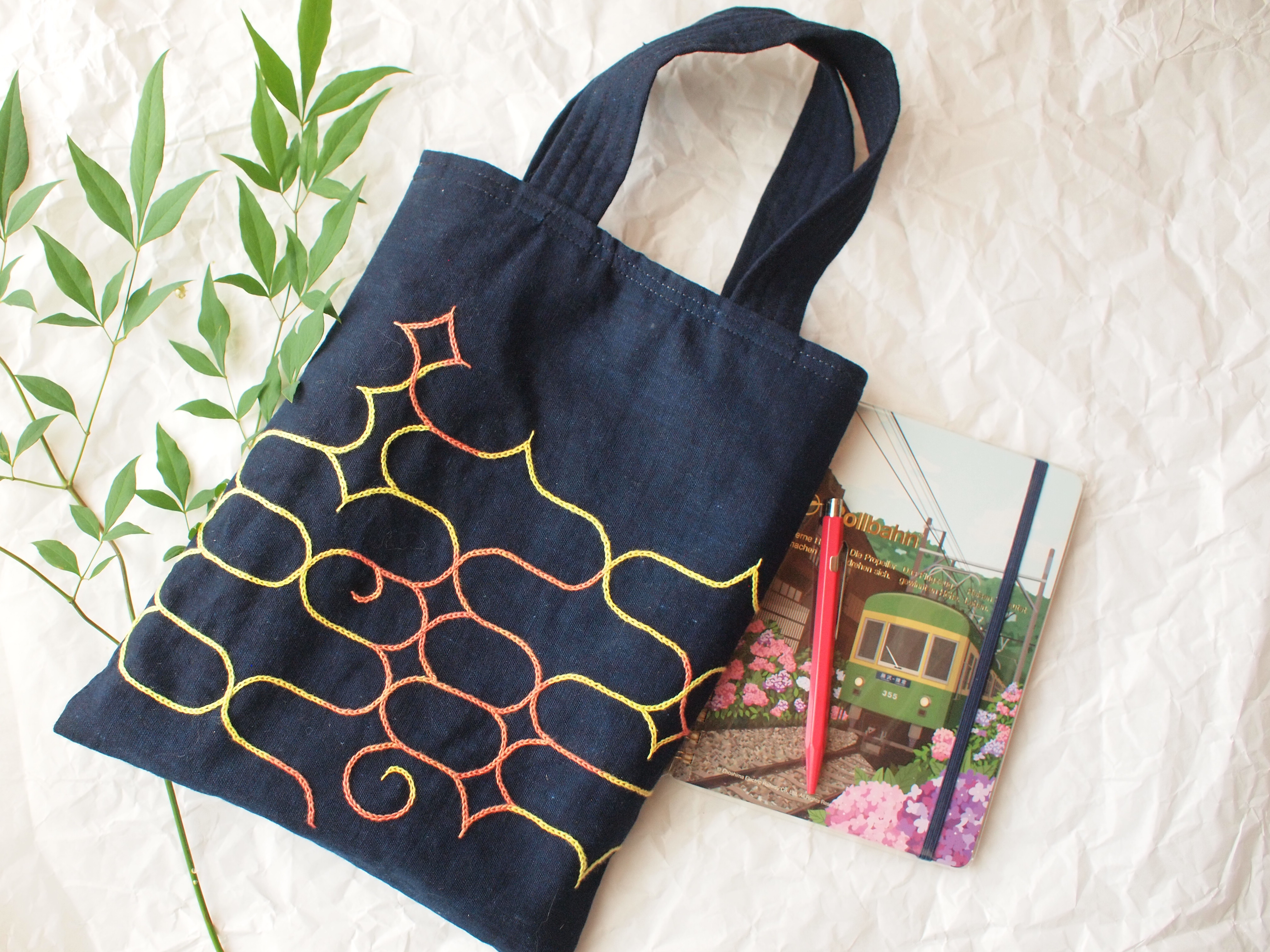 アイヌ文様　ぐるりと刺繍　明治の藍染め生地で仕立てたバッグ