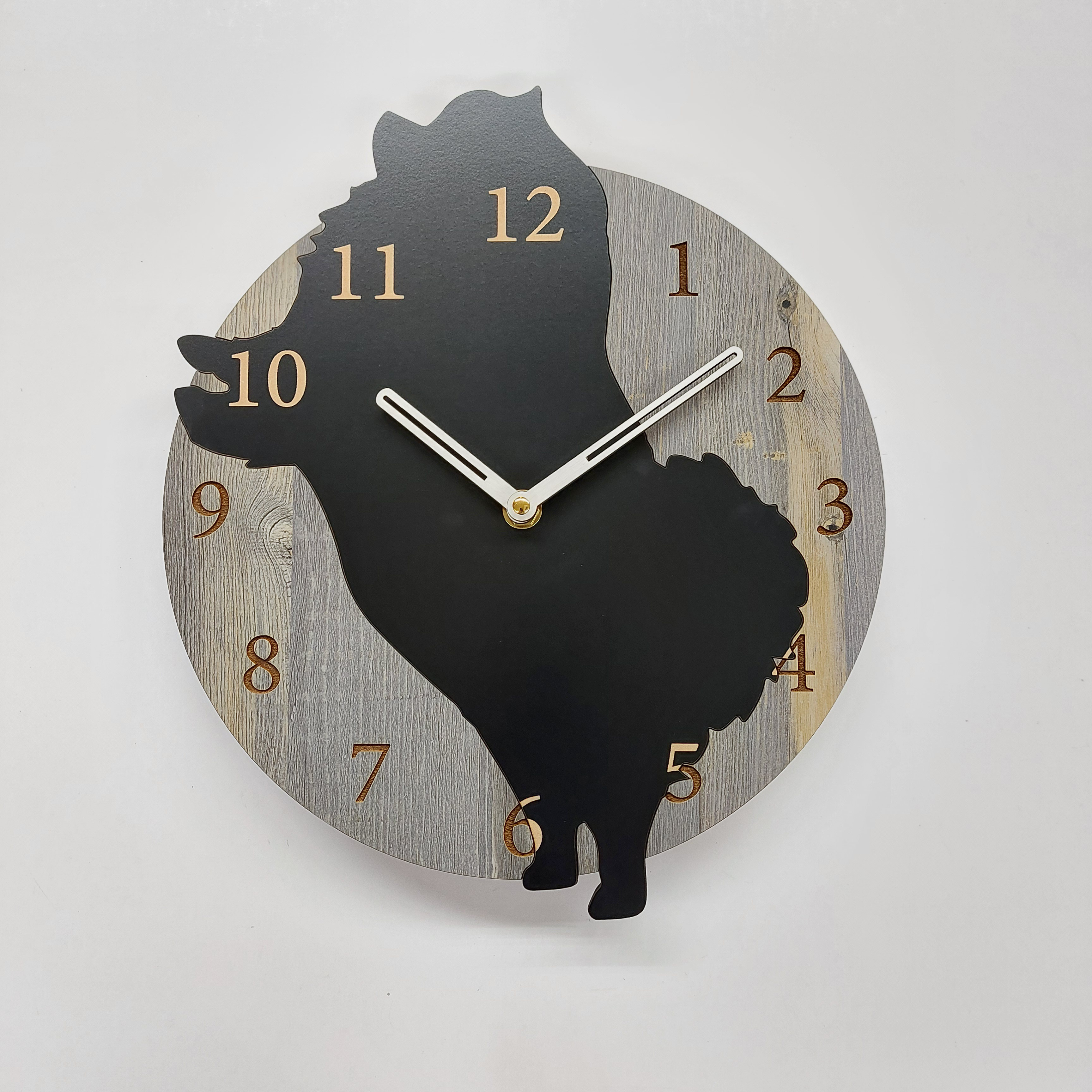 期間限定値下げ3000円引【名前入れ】はみ出し立ちワンちゃん壁掛け時計 ポメラニアン　黒　静音壁掛け時計