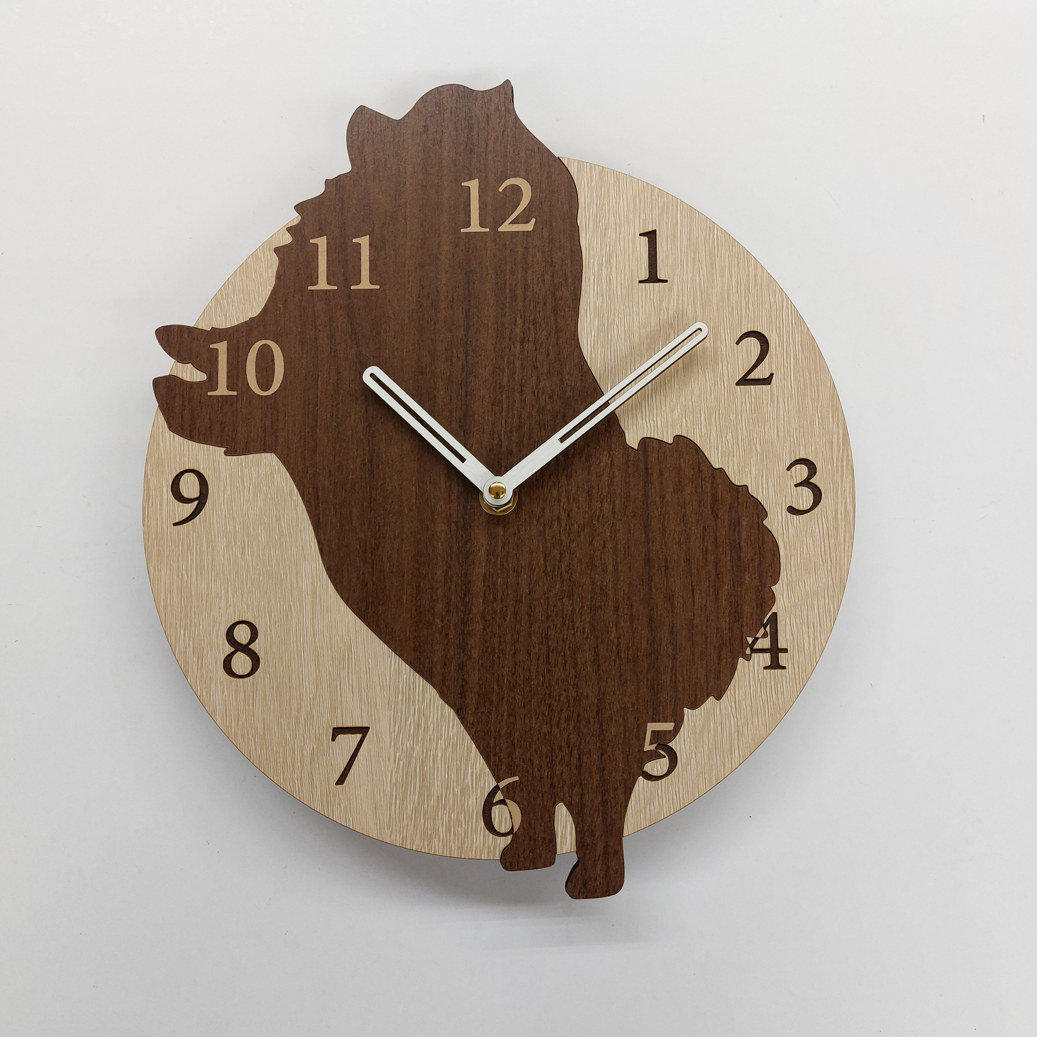 期間限定値下げ3000円引【名前入れ】はみ出し立ちワンちゃん壁掛け時計 ポメラニアン　茶色　静音壁掛け時計