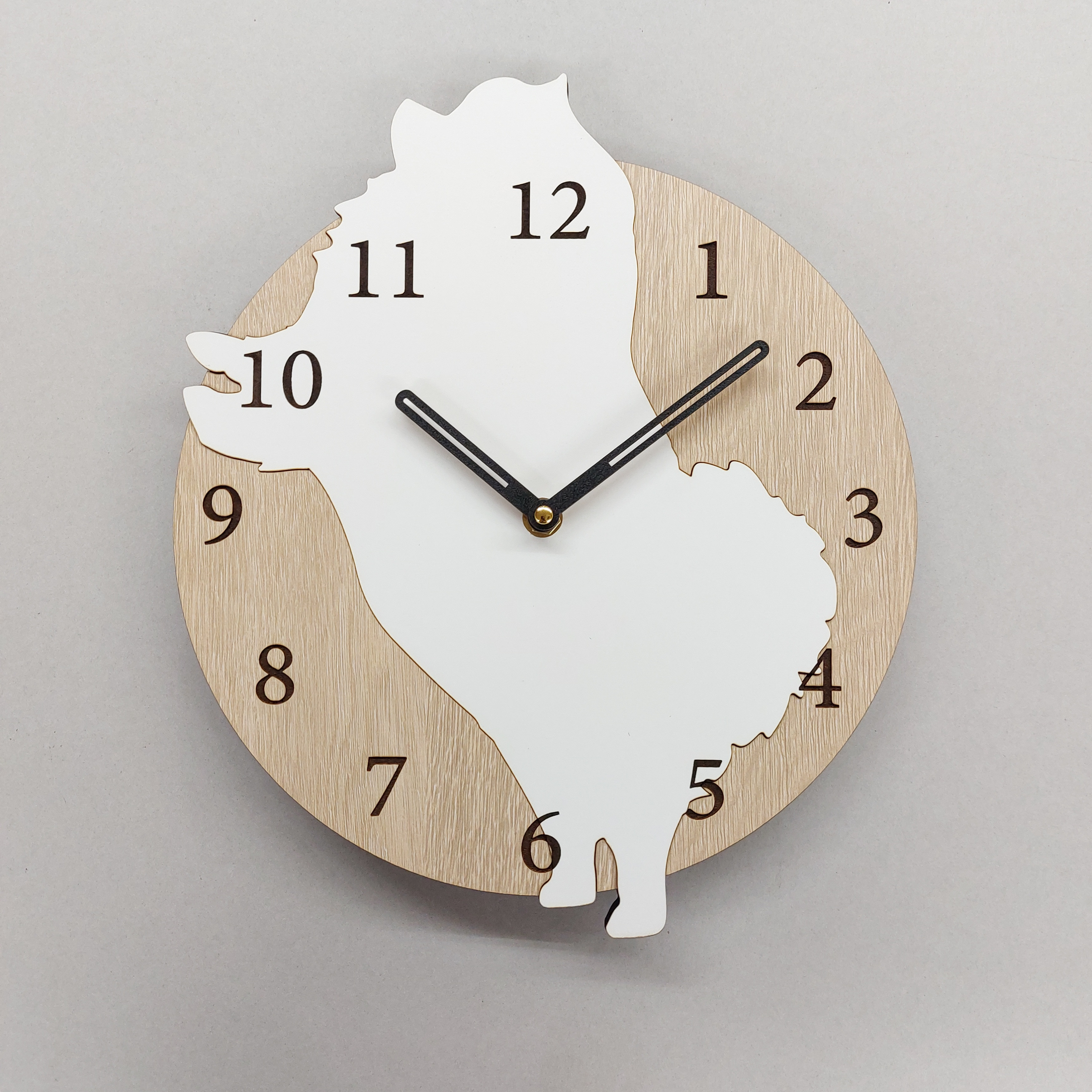 期間限定値下げ3000円引【名前入れ】はみ出し立ちワンちゃん壁掛け時計 ポメラニアン　白　クリーム　静音壁掛け時計