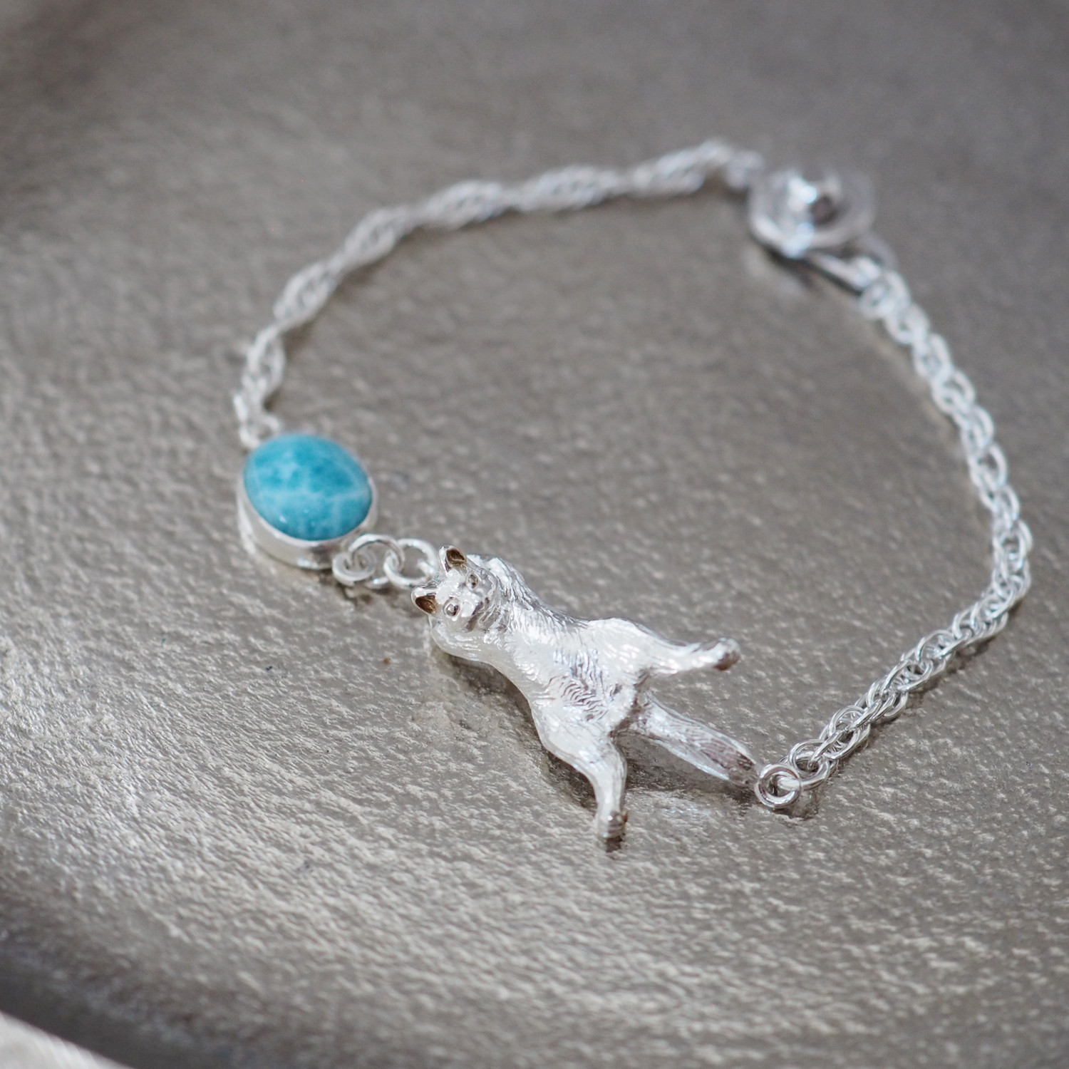 爪をひっかけた猫と天然石のブレスレット ラリマー